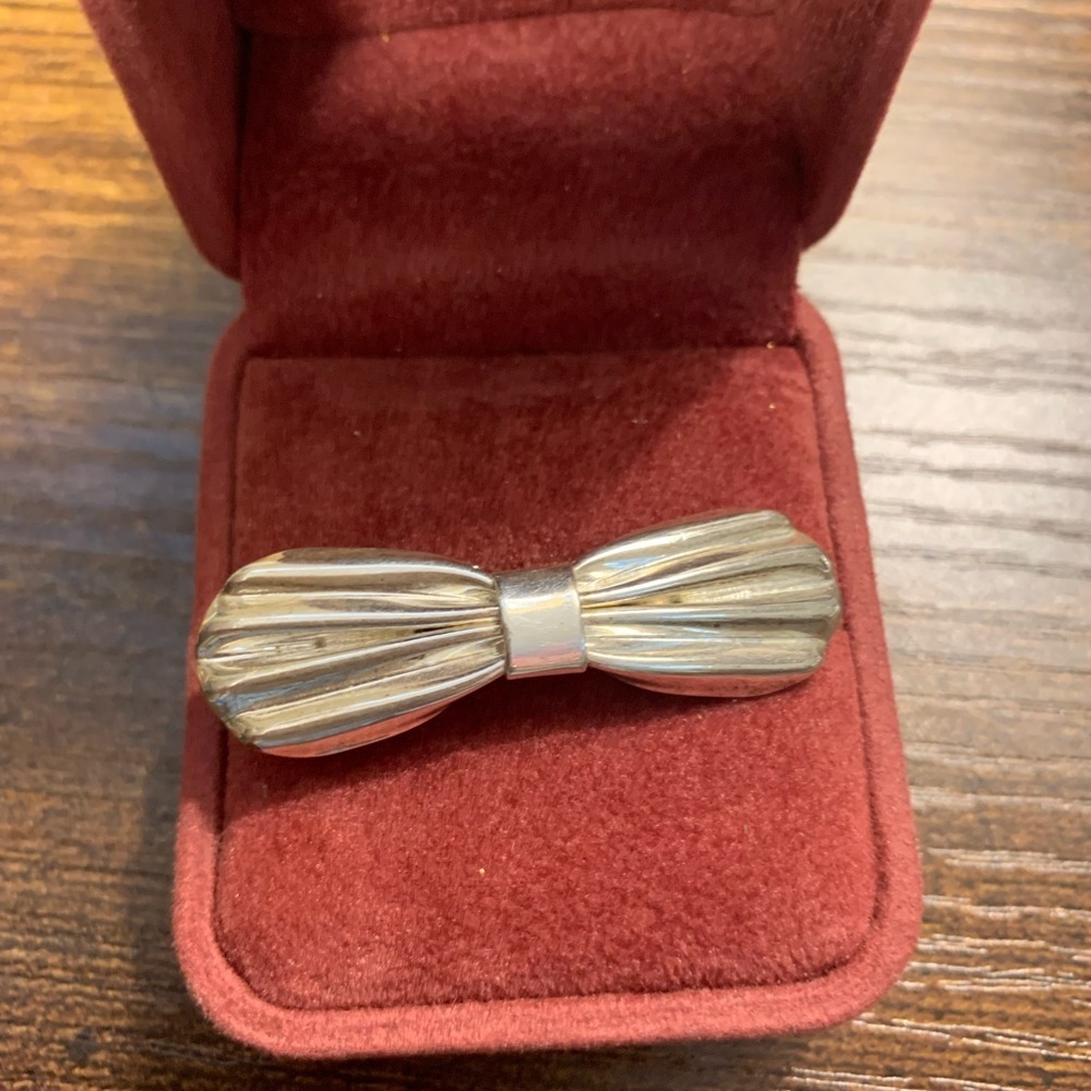 Costume Jewelry Silver Tone Bow ring